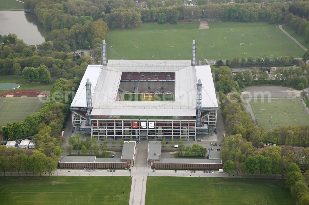 Köln from the bird's eye view: Blick auf das Rhein Energie Stadion, die Heimspielstätte des 1. FC Köln im Stadtteil Müngersdorf. Sein Vorläufer war das an gleicher Stelle erbaute Müngersdorfer Stadion. Durch einen Sponsorenvertrag trägt das Stadion derzeit den Namen des Kölner Energieversorgers RheinEnergie. The RheinEnergieStadion is a football stadium in the district of Cologne Mungersdorf. It is the home ground of the football club 1. FC Koeln.