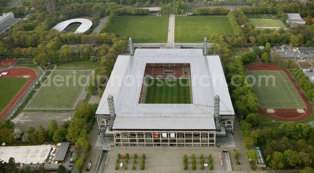 Köln from above - Blick auf das Rhein Energie Stadion, die Heimspielstätte des 1. FC Köln im Stadtteil Müngersdorf. Sein Vorläufer war das an gleicher Stelle erbaute Müngersdorfer Stadion. Durch einen Sponsorenvertrag trägt das Stadion derzeit den Namen des Kölner Energieversorgers RheinEnergie. The RheinEnergieStadion is a football stadium in the district of Cologne Mungersdorf. It is the home ground of the football club 1. FC Koeln.