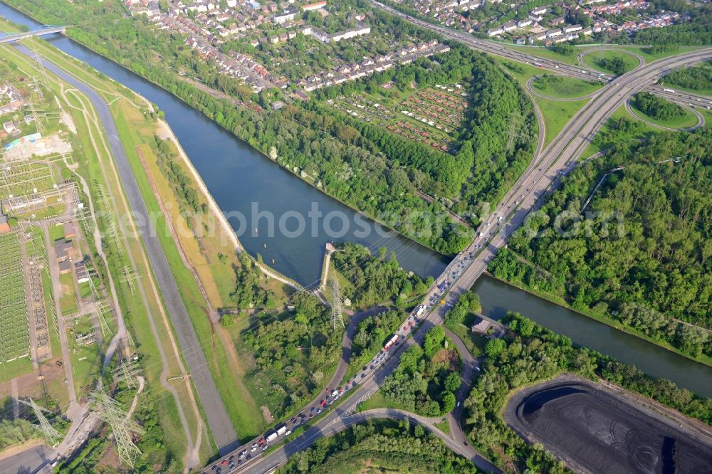 Aerial image Essen - View from northwest to southeast across the Rhine-Herne Canal at the Gladbecker Strassen-Bridge in Essen in North Rhine-Westphalia