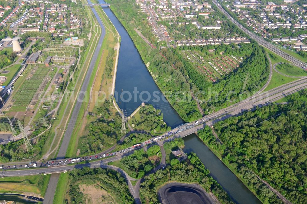 Aerial photograph Essen - View from northwest to southeast across the Rhine-Herne Canal at the Gladbecker Strassen-Bridge in Essen in North Rhine-Westphalia