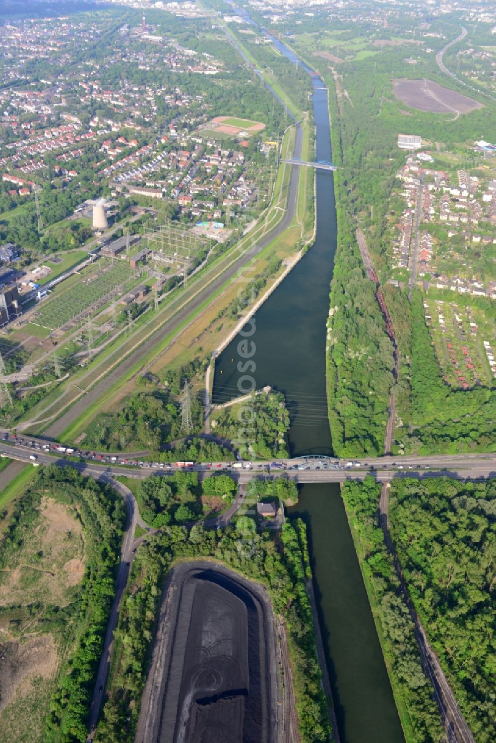 Essen from above - View from west to east along the Rhine-Herne Canal across the Gladbecker Strassen-Bridge in Essen in North Rhine-Westphalia