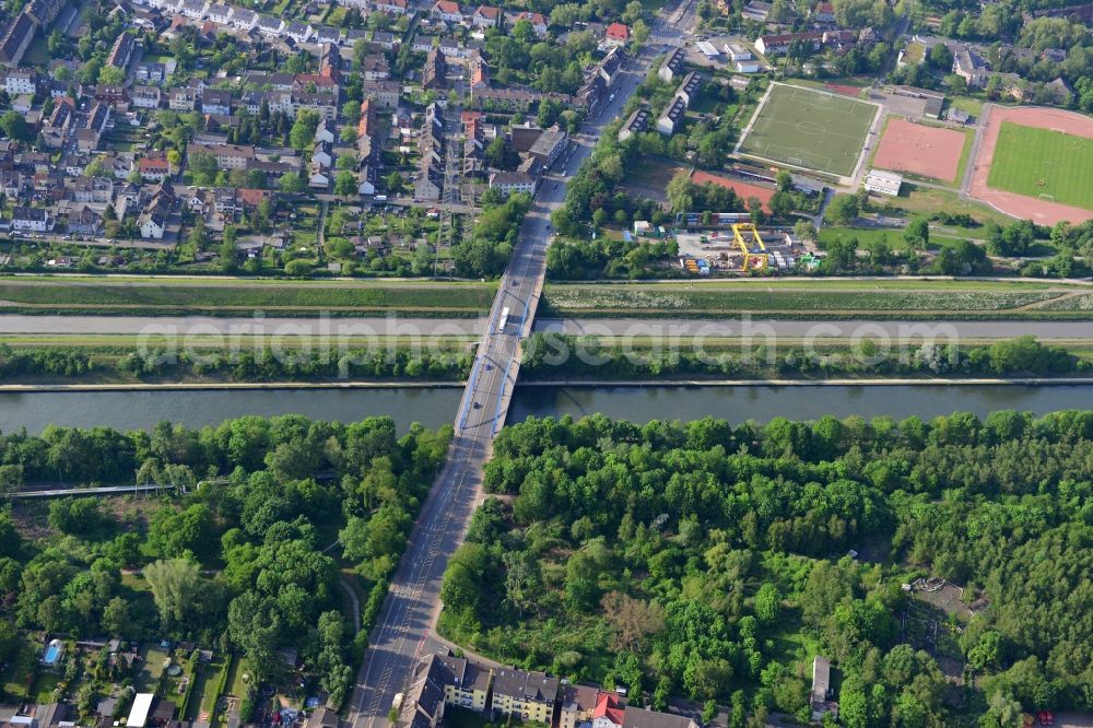 Aerial image Essen - View from south to north across the Rhine-Herne Canal at the Zweigert-Bridge in Essen in North Rhine-Westphalia