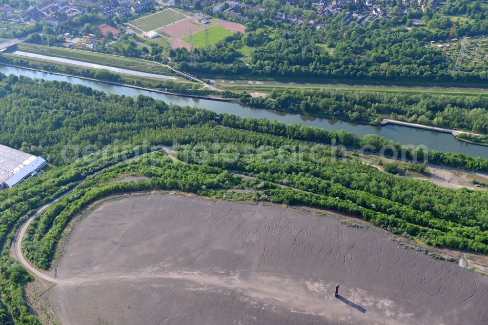 Essen from above - View from south to north across the Rhine-Herne Canal in Essen in North Rhine-Westphalia