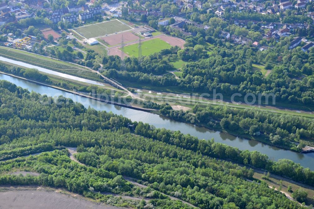 Essen from the bird's eye view: View from south to north across the Rhine-Herne Canal in Essen in North Rhine-Westphalia