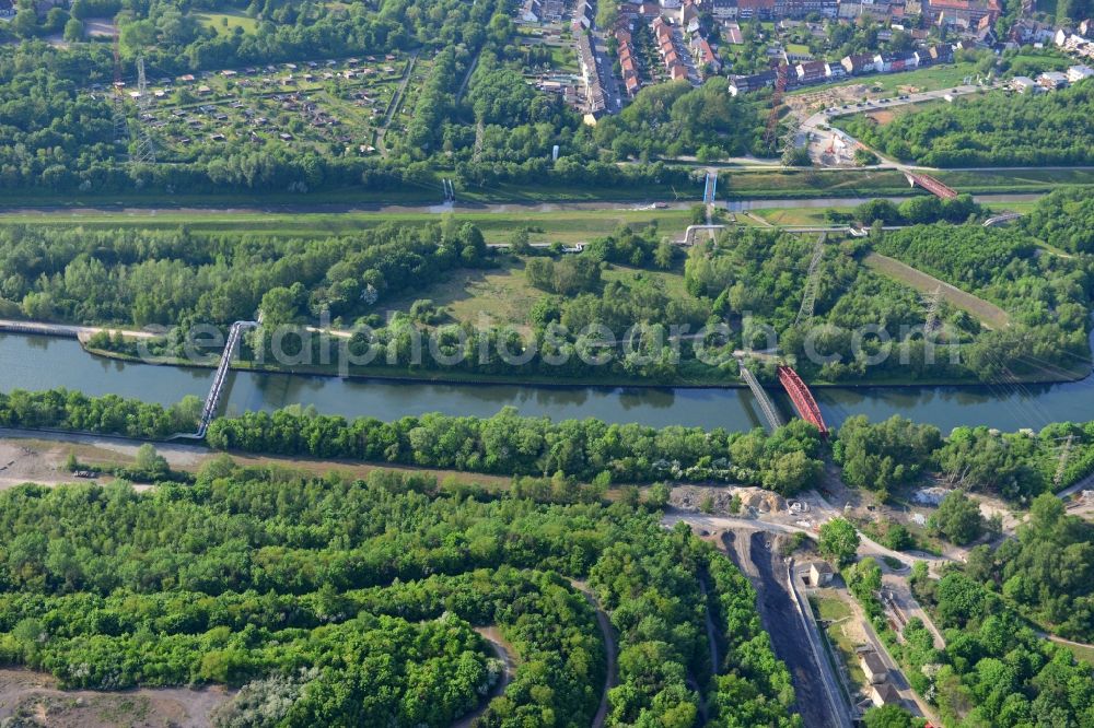 Aerial photograph Essen - View from south to north across the Rhine-Herne Canal at a foot- and bisycle bridge and a works railway bridge in Essen in North Rhine-Westphalia