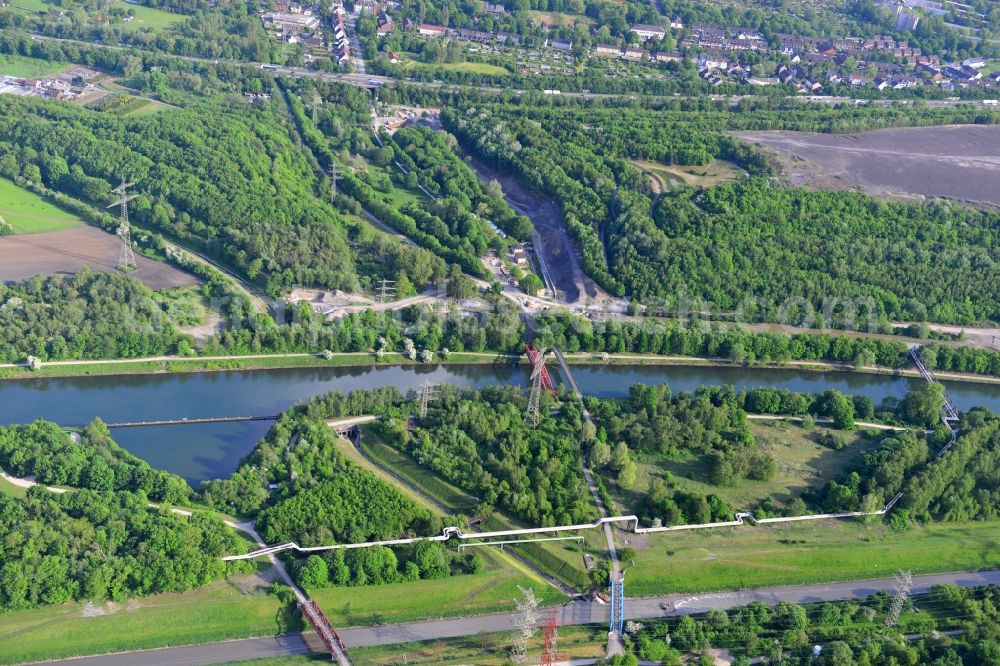 Essen from above - View from north to south across the Rhine-Herne Canal at a foot- and bisycle bridge and a works railway bridge in Essen in North Rhine-Westphalia