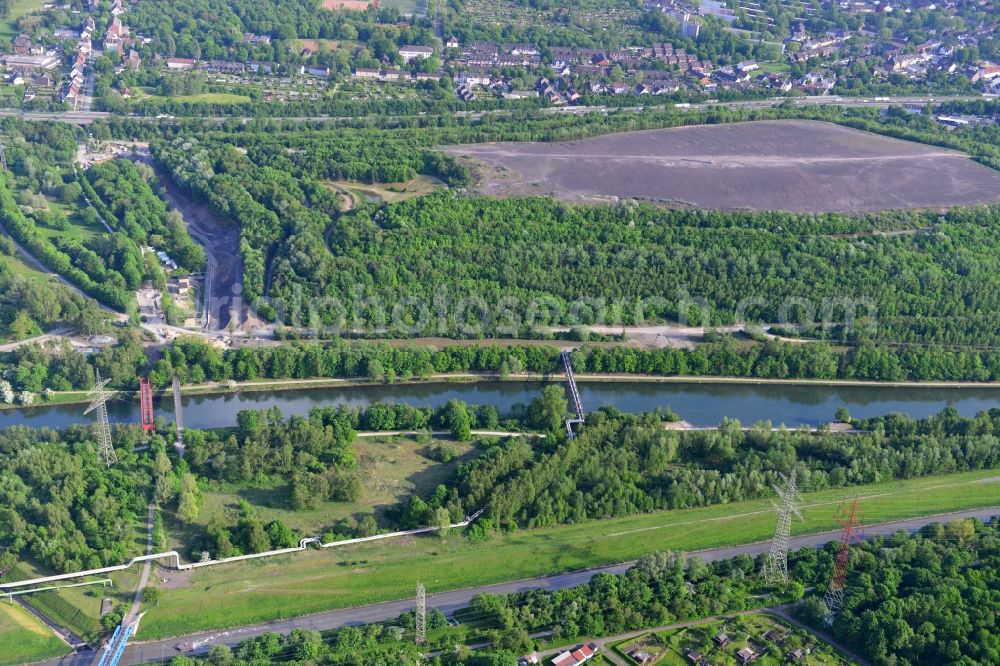 Essen from the bird's eye view: View from north to south across the Rhine-Herne Canal at a foot- and bisycle bridge and a works railway bridge in Essen in North Rhine-Westphalia