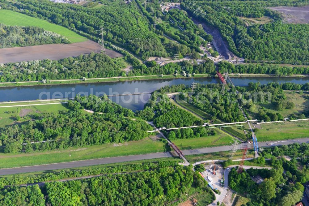 Aerial photograph Essen - View from north to south across the Rhine-Herne Canal at a foot- and bisycle bridge and a works railway bridge in Essen in North Rhine-Westphalia