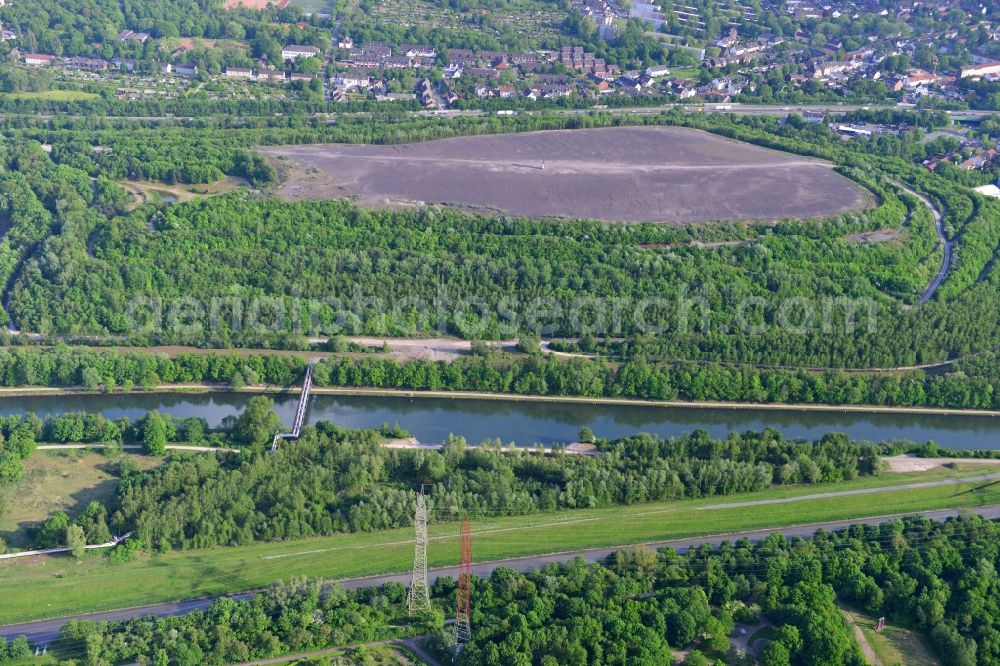 Essen from above - View from north to south across the Rhine-Herne Canal in Essen in North Rhine-Westphalia