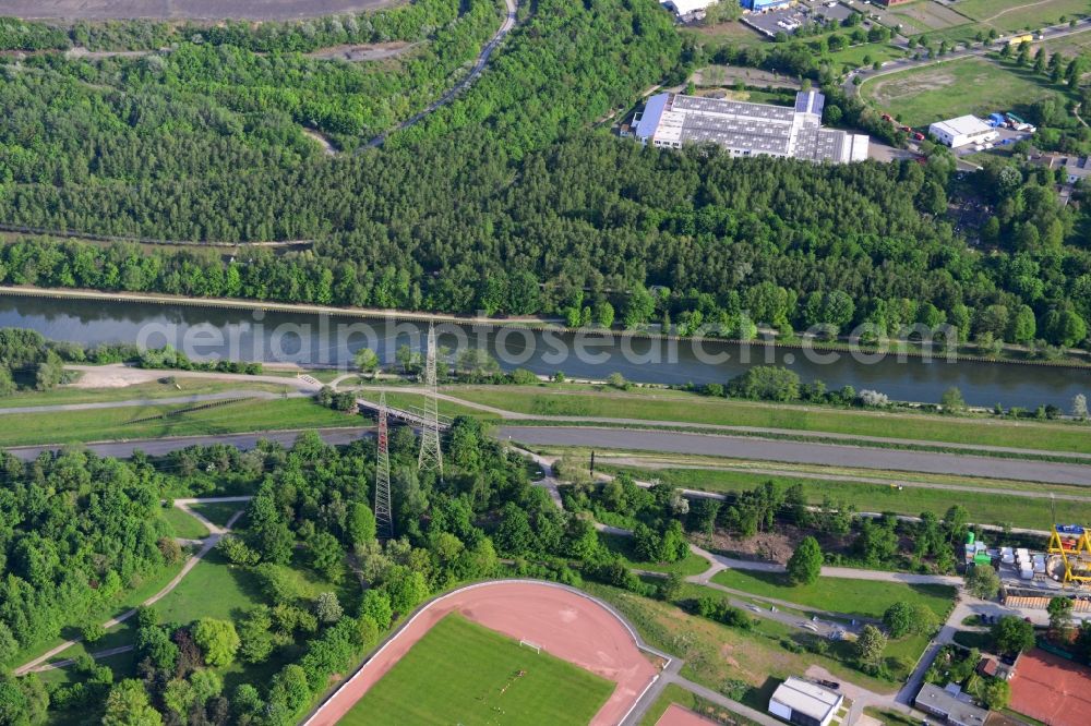 Essen from the bird's eye view: View from north to south across the Rhine-Herne Canal in Essen in North Rhine-Westphalia