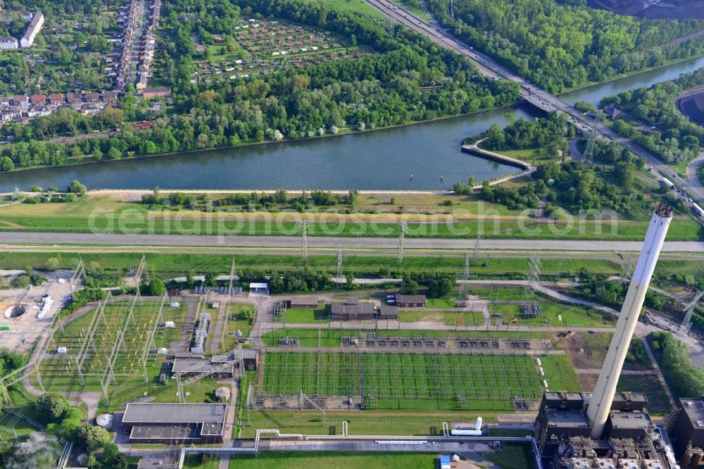 Essen from the bird's eye view: View from north to south across the Rhine-Herne Canal at the Gladbecker Strassen-Bridge in Essen in North Rhine-Westphalia