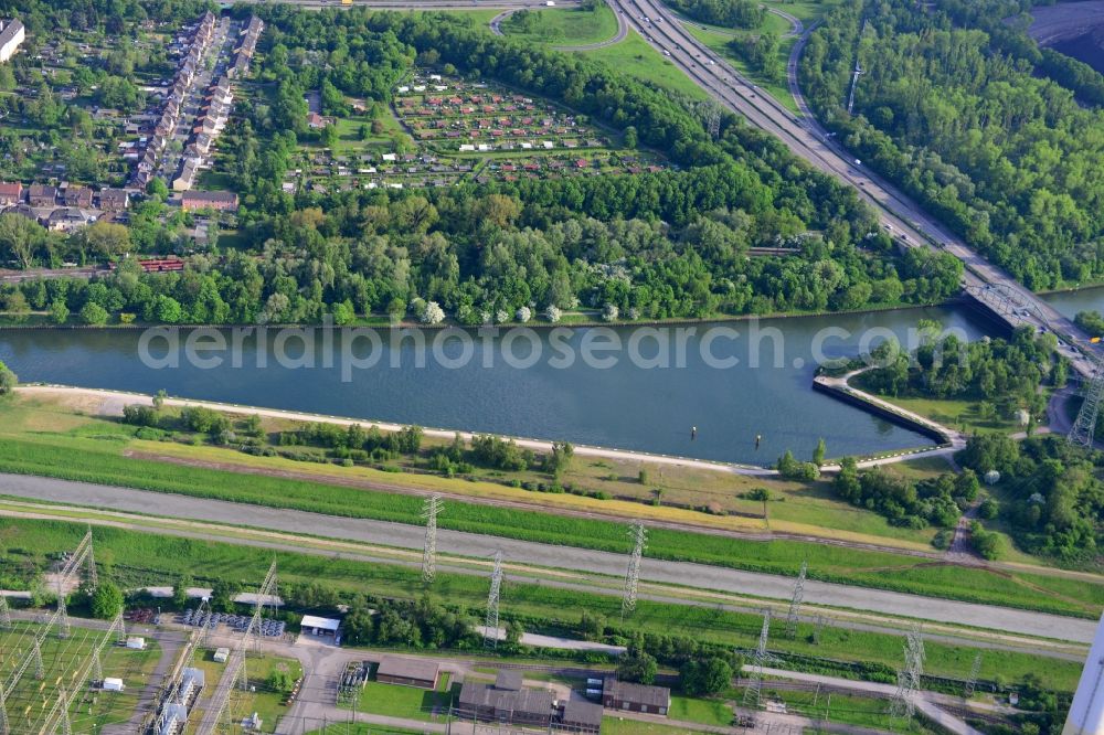 Aerial image Essen - View from north to south across the Rhine-Herne Canal at the Gladbecker Strassen-Bridge in Essen in North Rhine-Westphalia