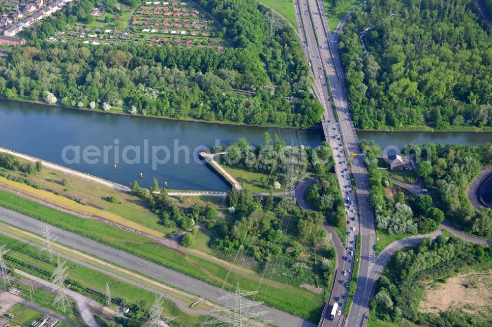 Aerial photograph Essen - View from north to south across the Rhine-Herne Canal at the Gladbecker Strassen-Bridge in Essen in North Rhine-Westphalia