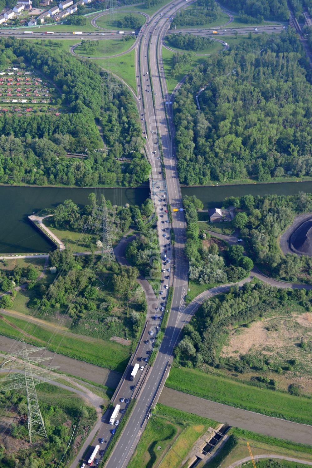 Essen from above - View from north to south across the Rhine-Herne Canal at the Gladbecker Strassen-Bridge in Essen in North Rhine-Westphalia