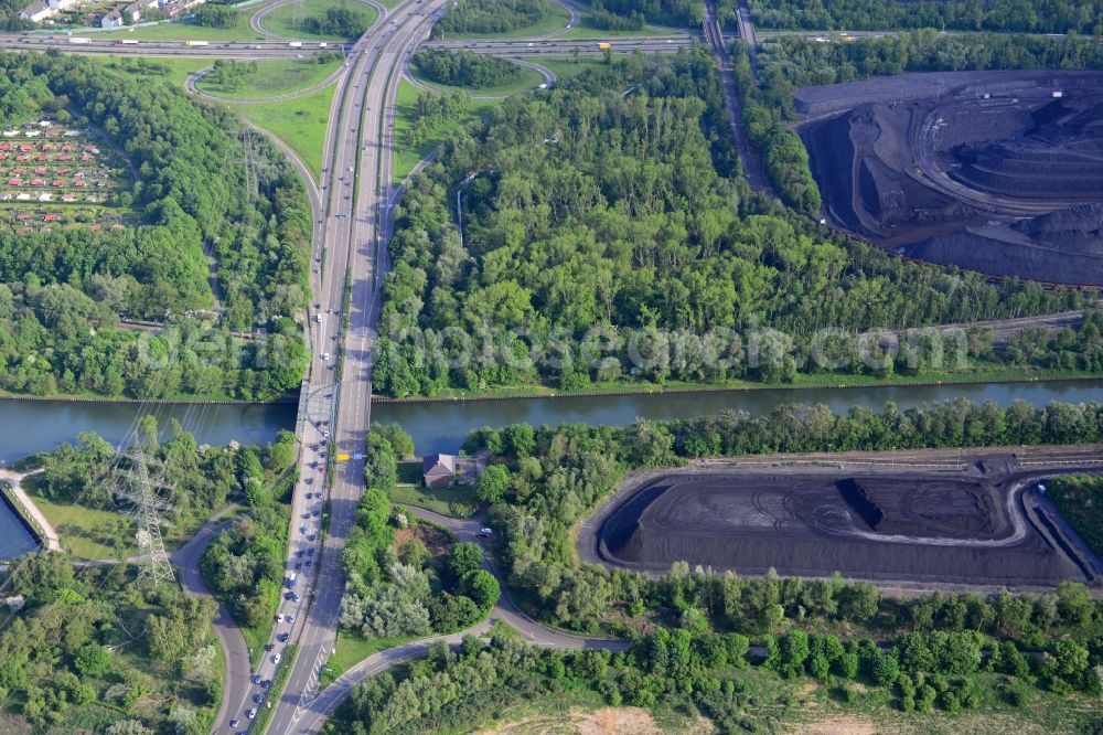 Essen from the bird's eye view: View from north to south across the Rhine-Herne Canal at the Gladbecker Strassen-Bridge in Essen in North Rhine-Westphalia