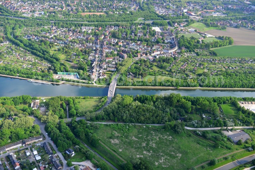 Herne from the bird's eye view: View from north to south across the Rhine-Herne Canal at the Ludwigstrassen-Bridge in Herne in North Rhine-Westphalia