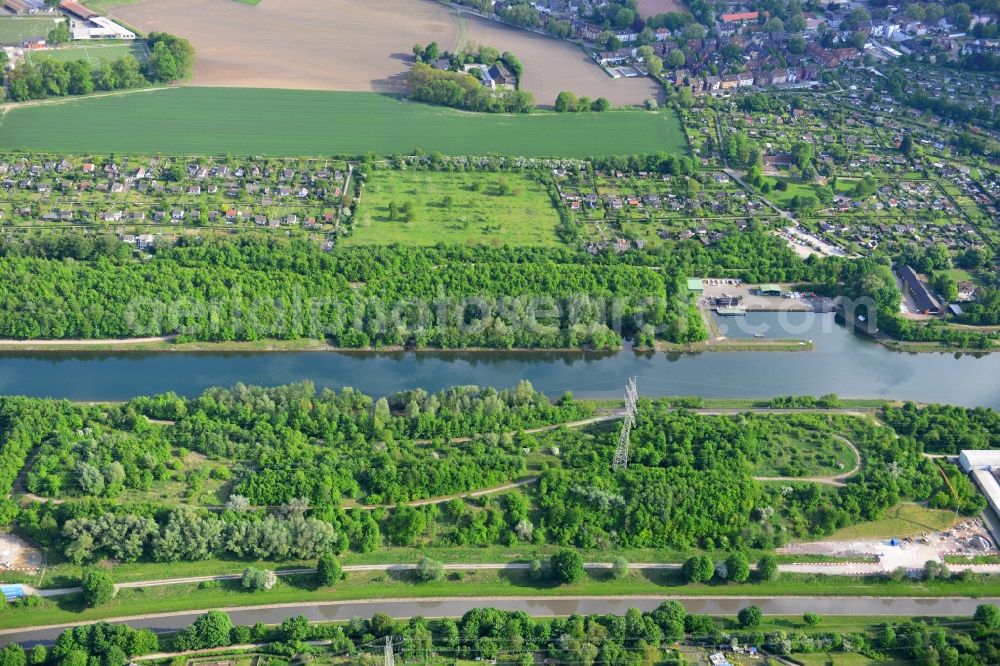 Herne from the bird's eye view: View from north to south across the Rhine-Herne Canal in Herne in North Rhine-Westphalia