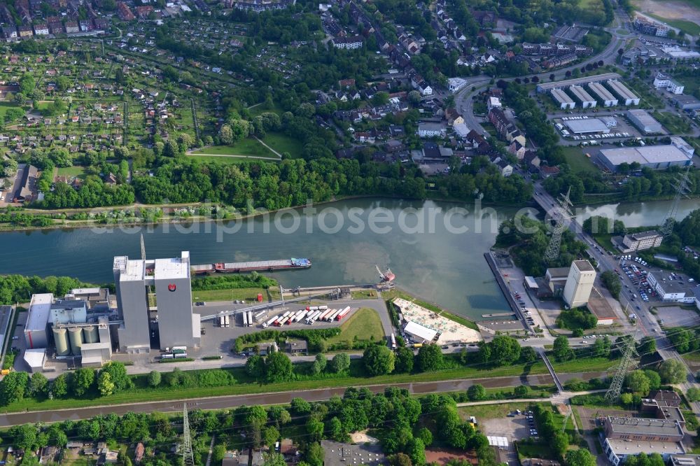 Aerial image Herne - View from north to south across the Rhine-Herne Canal in Herne at the Stadthafen in North Rhine-Westphalia