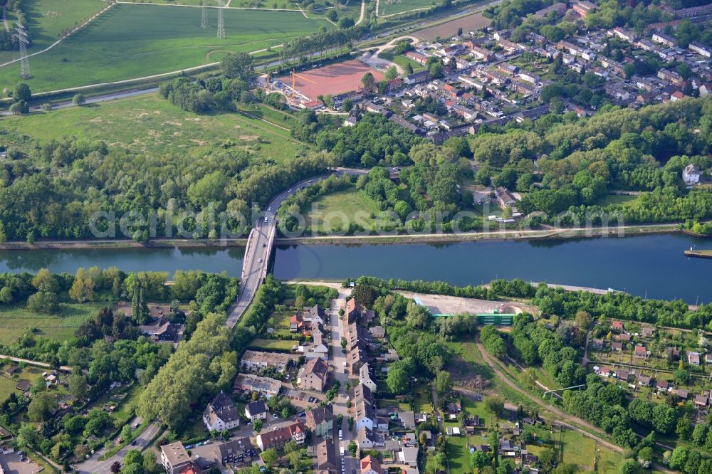 Herne from the bird's eye view: View from south to north across the Rhine-Herne Canal at the Ludwigstrassen-Bridge in Herne in North Rhine-Westphalia