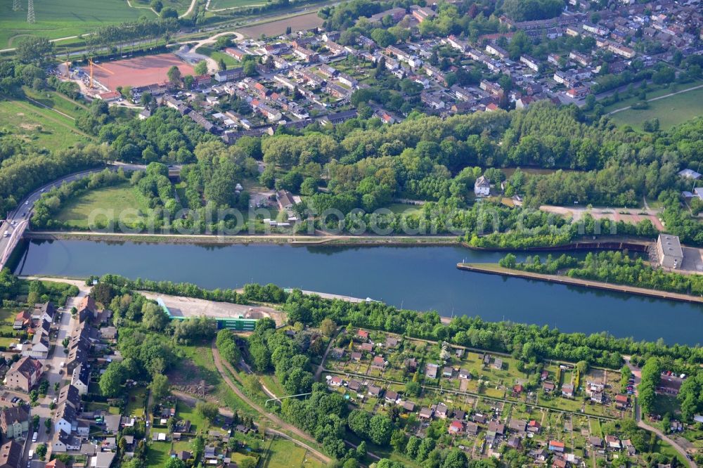 Aerial image Herne - View from south to north across the Rhine-Herne Canal at the Ludwigstrassen-Bridge in Herne in North Rhine-Westphalia