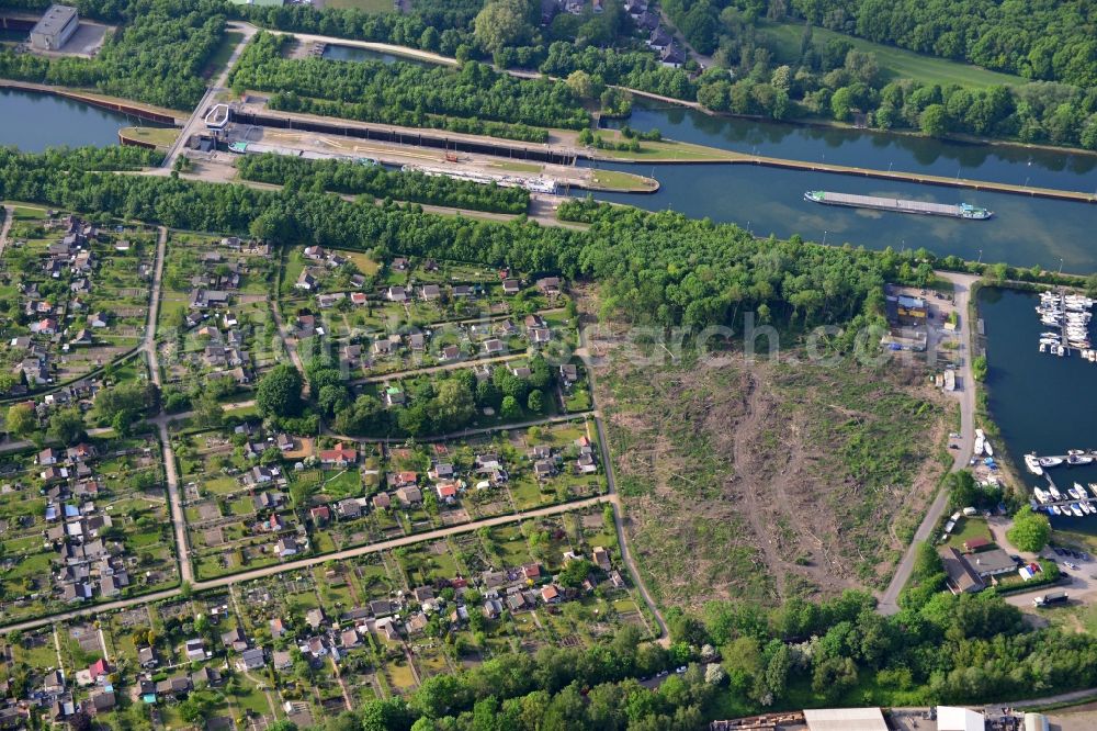 Herne from above - View from south to north across the Rhine-Herne Canal at the lock Herne-Ost in Herne in North Rhine-Westphalia