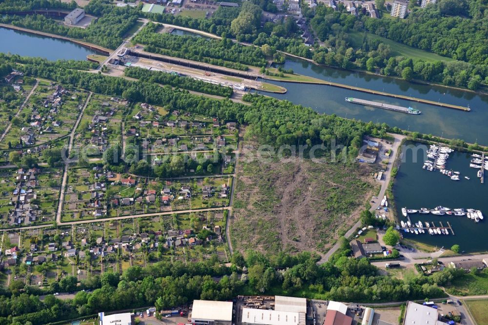 Herne from the bird's eye view: View from south to north across the Rhine-Herne Canal at the lock Herne-Ost in Herne in North Rhine-Westphalia