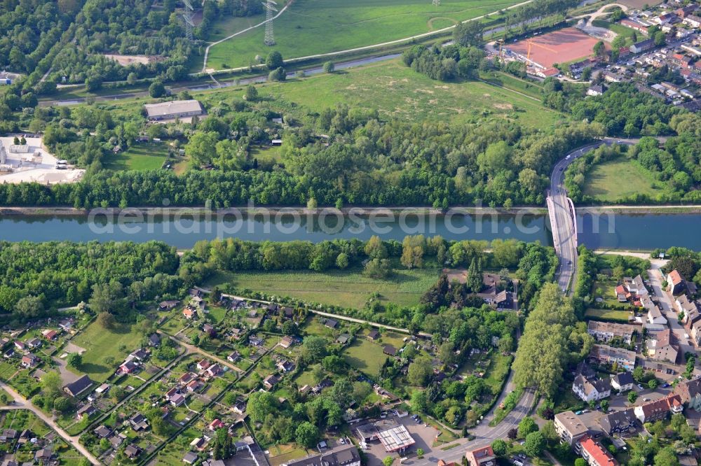 Herne from the bird's eye view: View from south to north across the Rhine-Herne Canal at the Ludwigstrassen-Bridge in Herne in North Rhine-Westphalia