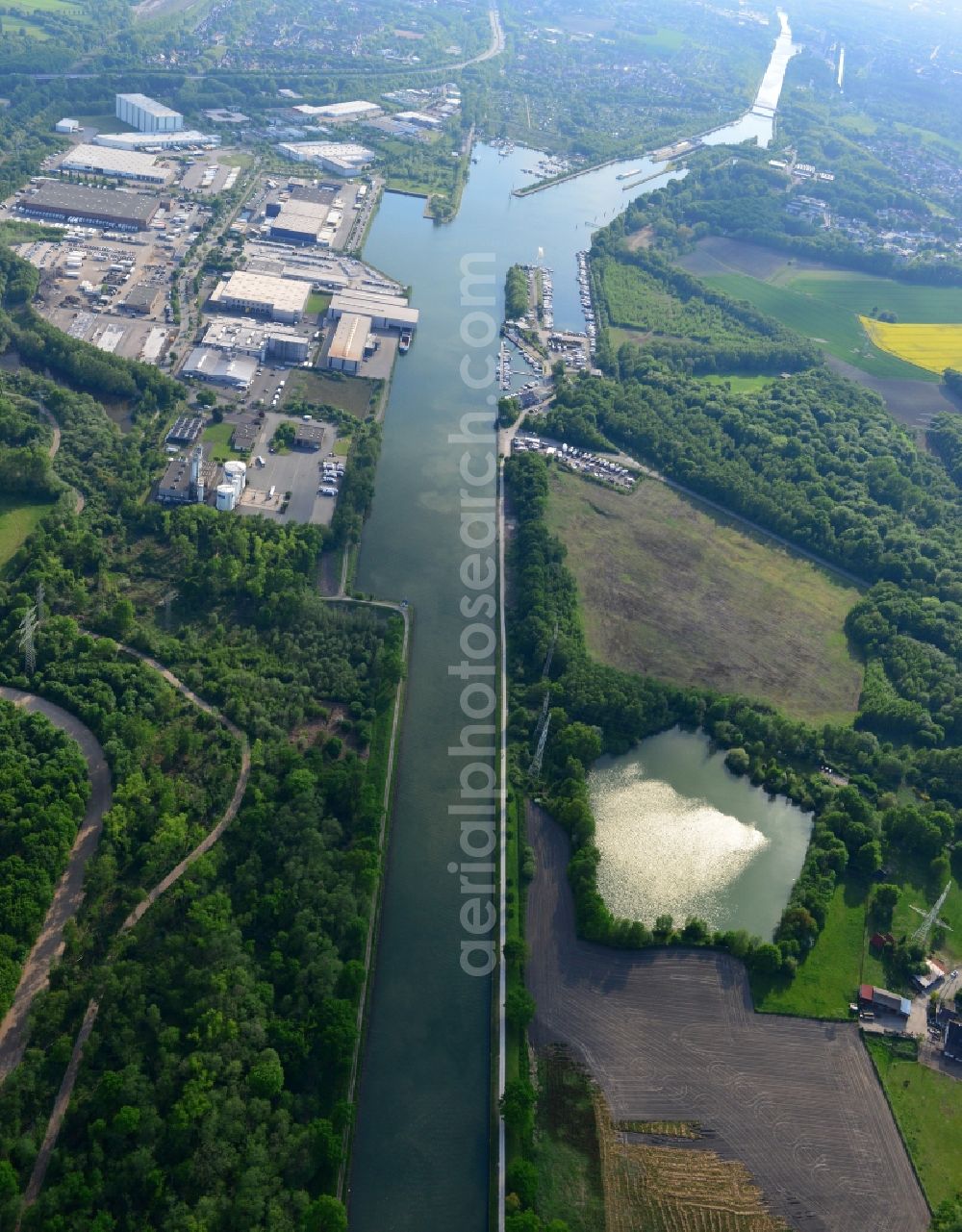 Herne from the bird's eye view: View from east to west along the Rhine-Herne Canal at the industrial park Frederick the Great in Herne in North Rhine-Westphalia