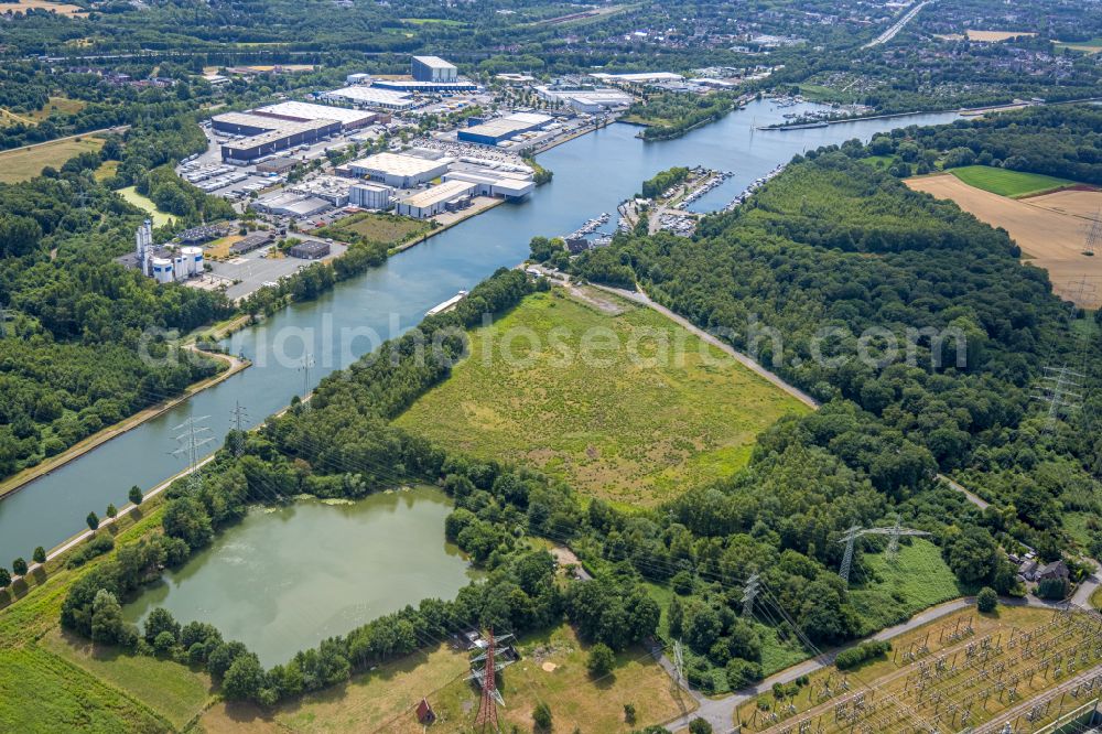 Aerial photograph Herne - River Rhein-Herne-Kanal with industrial estate Friedrich der Grosse in Herne at Ruhrgebiet in the state North Rhine-Westphalia, Germany