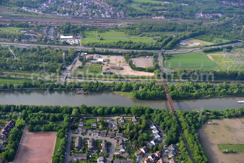 Essen from above - View from south to north across the Rhine-Herne Canal with a railway bridge in Oberhausen in North Rhine-Westphalia