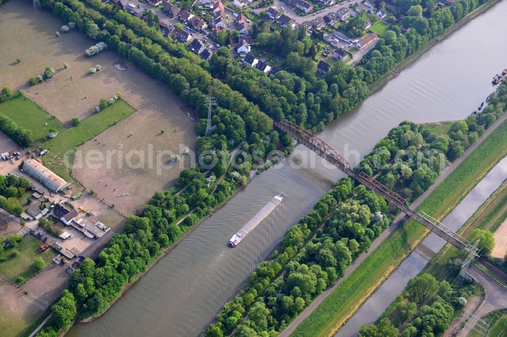 Aerial image Essen - View from east to west across the Rhine-Herne Canal with a railway bridge in Oberhausen in North Rhine-Westphalia