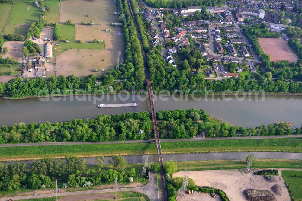 Aerial photograph Essen - View from north to south across the Rhine-Herne Canal with a railway bridge in Oberhausen in North Rhine-Westphalia