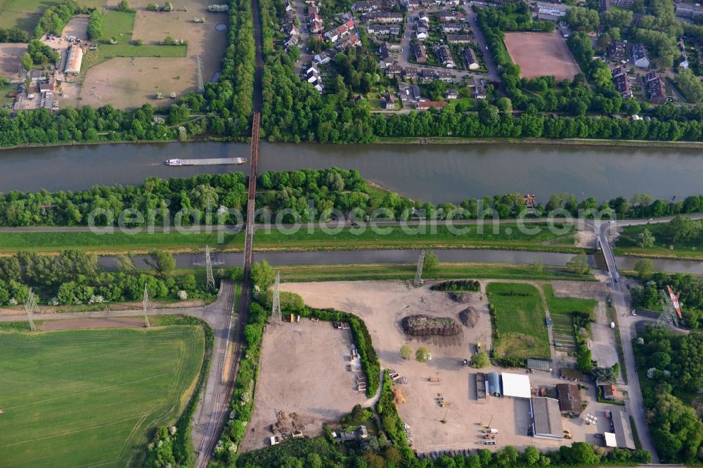 Essen from above - View from north to south across the Rhine-Herne Canal with a railway bridge in Oberhausen in North Rhine-Westphalia