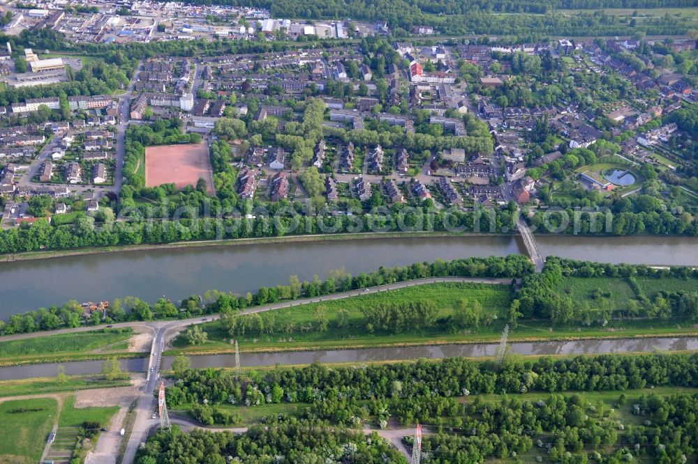 Aerial image Oberhausen - View from north to south across the Rhine-Herne Canal with the Einbleckstrassen-Bridge and the sewage treatment plant Klaer-Park Laeppkes Muehlenbach in Oberhausen in North Rhine-Westphalia