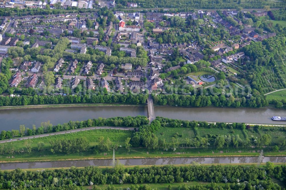 Aerial photograph Oberhausen - View from north to south across the Rhine-Herne Canal with the Einbleckstrassen-Bridge and the sewage treatment plant Klaer-Park Laeppkes Muehlenbach in Oberhausen in North Rhine-Westphalia