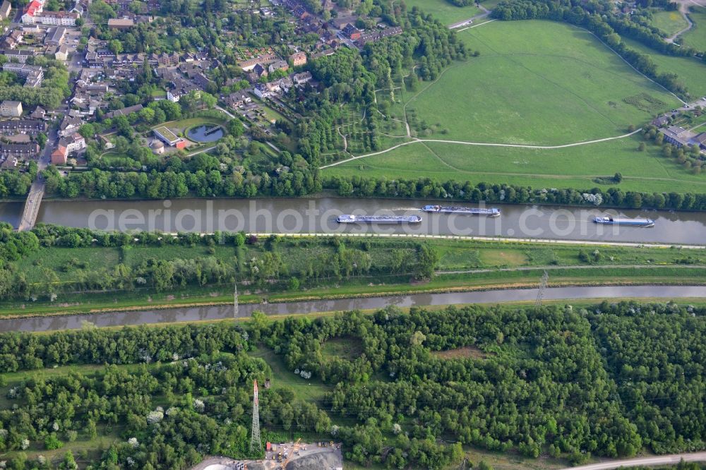 Oberhausen from the bird's eye view: View from north to south across the Rhine-Herne Canal with the Einbleckstrassen-Bridge and the sewage treatment plant Klaer-Park Laeppkes Muehlenbach in Oberhausen in North Rhine-Westphalia