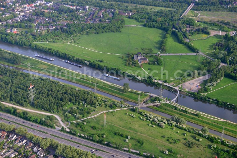 Aerial photograph Oberhausen - View from north to south across the Rhine-Herne Canal with a foot- and bisycle bridge, the Ripshorst bridge, in Oberhausen in North Rhine-Westphalia