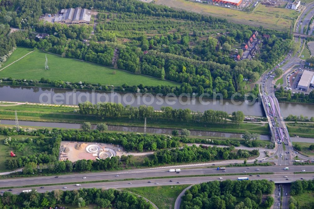 Oberhausen from the bird's eye view: View from north to south across the Rhine-Herne Canal with the Einbleckstrassen-Bridge in Oberhausen in North Rhine-Westphalia