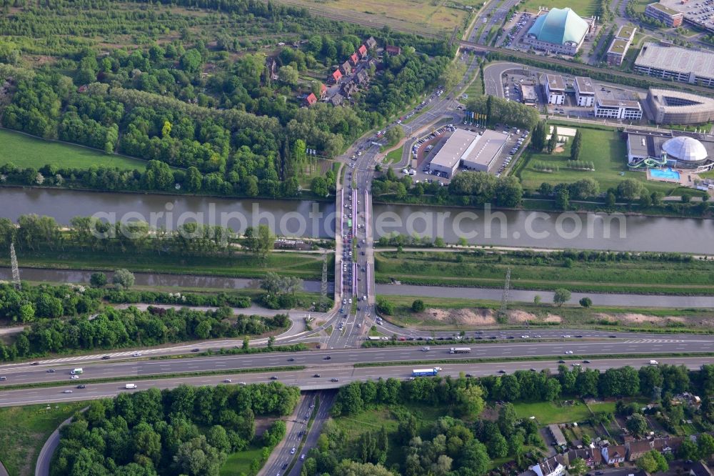 Aerial image Oberhausen - View from north to south across the Rhine-Herne Canal with the Einbleckstrassen-Bridge in Oberhausen in North Rhine-Westphalia