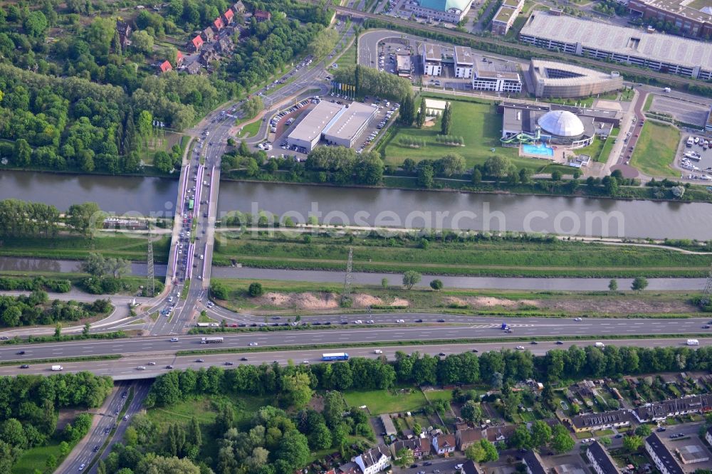 Aerial photograph Oberhausen - View from north to south across the Rhine-Herne Canal with the Einbleckstrassen-Bridge in Oberhausen in North Rhine-Westphalia