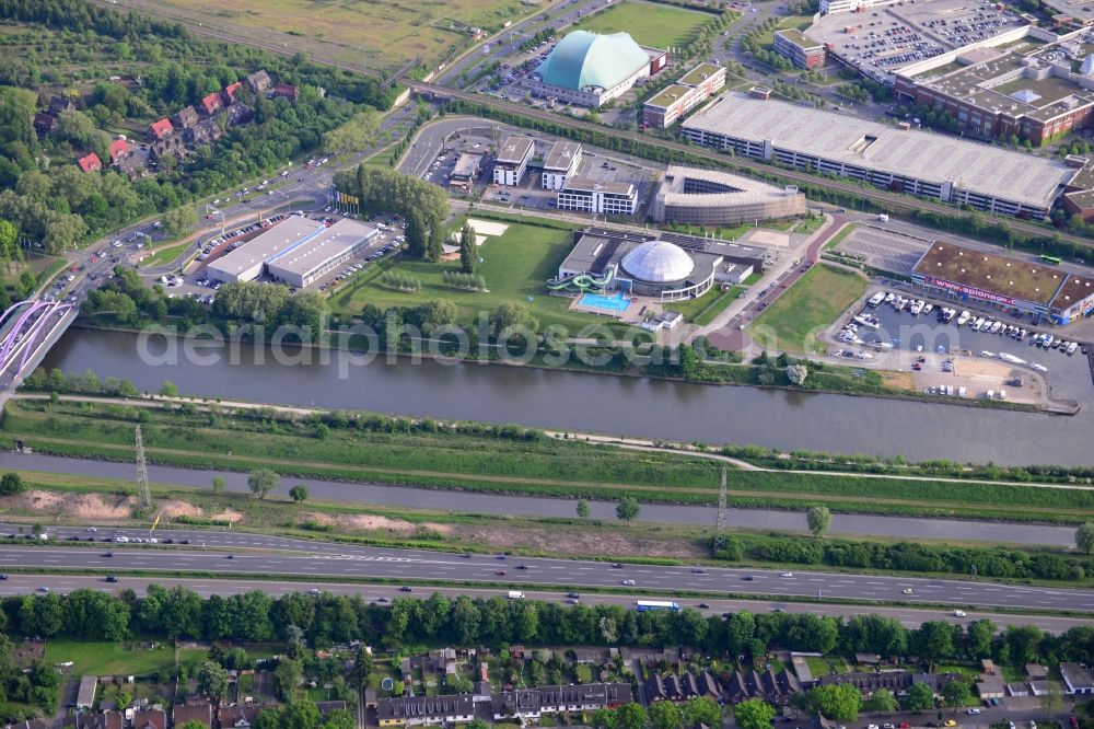 Oberhausen from the bird's eye view: View from north to south across the Rhine-Herne Canal with the waterpark AQUApark Oberhausen and the Marina Oberhausen in North Rhine-Westphalia