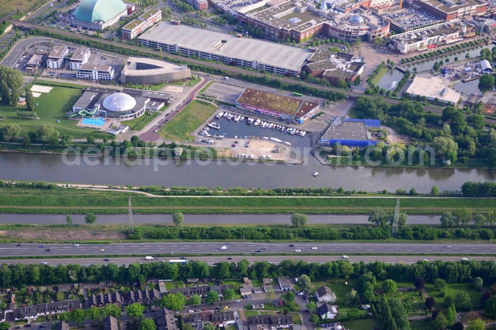 Aerial image Oberhausen - View from north to south across the Rhine-Herne Canal with the waterpark AQUApark Oberhausen and the Marina Oberhausen in North Rhine-Westphalia