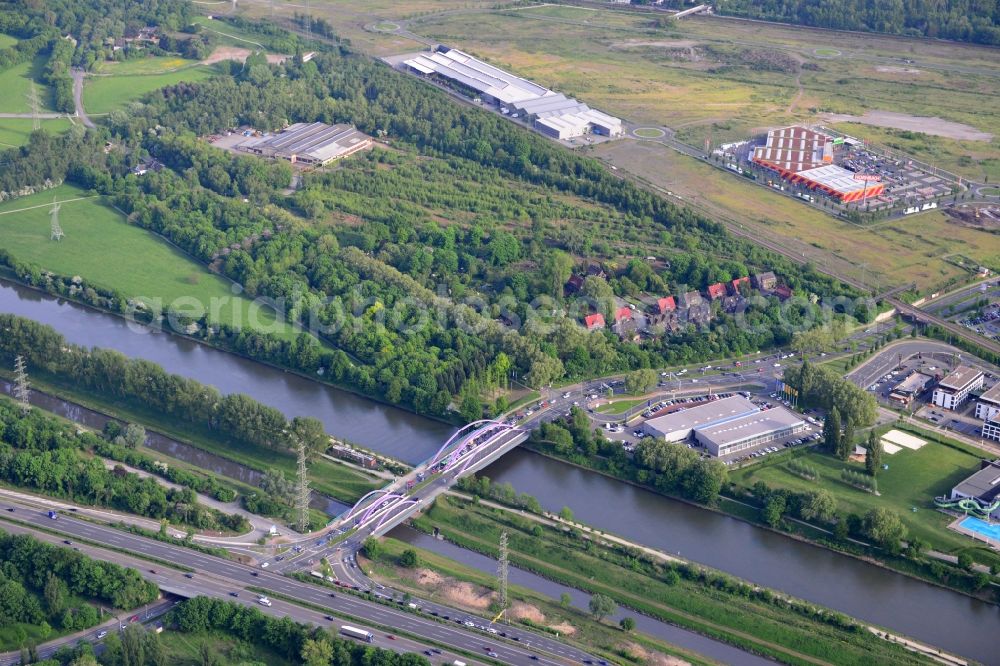 Aerial photograph Oberhausen - View from north to south across the Rhine-Herne Canal with the Einbleckstrassen-Bridge in Oberhausen in North Rhine-Westphalia