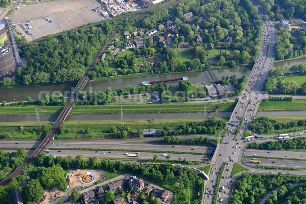 Oberhausen from above - View from north to south across the Rhine-Herne Canal at the Sterkrader Strassen-Bridge B 223 and a railway bridge in Oberhausen in North Rhine-Westphalia