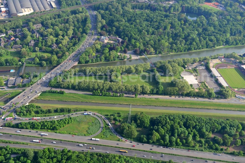 Oberhausen from the bird's eye view: View from north to south across the Rhine-Herne Canal at the Sterkrader Strassen-Bridge B 223 in Oberhausen in North Rhine-Westphalia