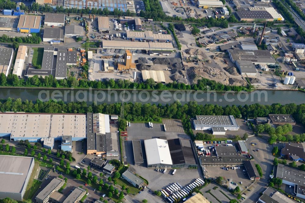 Aerial photograph Oberhausen - View from north to south across the Rhine-Herne Canal at the industrial area Buschhausen in Oberhausen in North Rhine-Westphalia