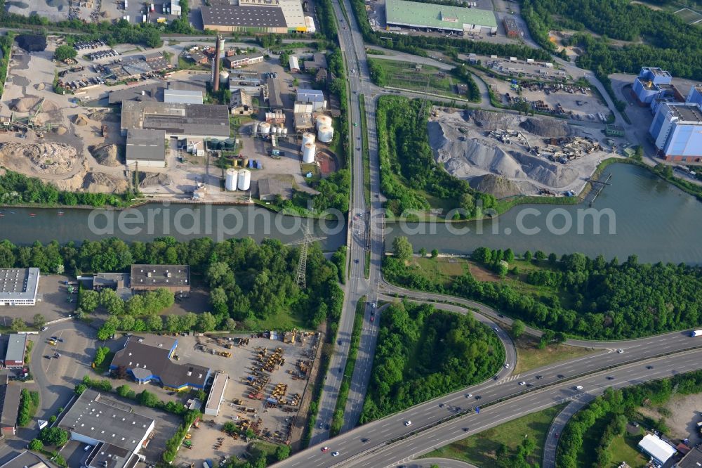 Oberhausen from the bird's eye view: View from north to south across the Rhine-Herne Canal at the Buschhausener Strassen-Bridge in Oberhausen in North Rhine-Westphalia