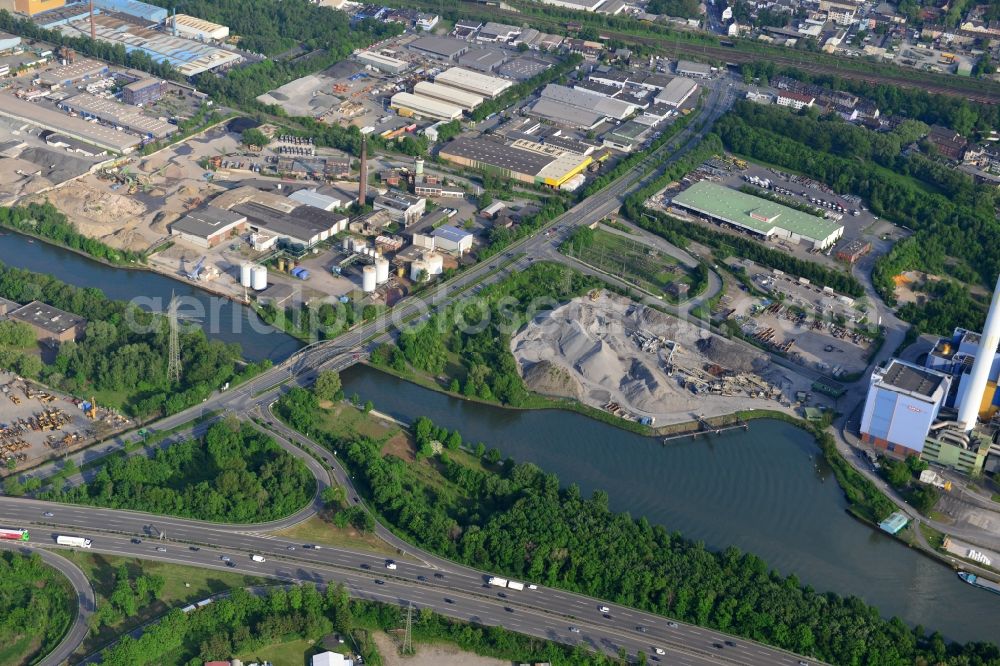 Aerial photograph Oberhausen - View from north to south across the Rhine-Herne Canal at the Buschhausener Strassen-Bridge in Oberhausen in North Rhine-Westphalia