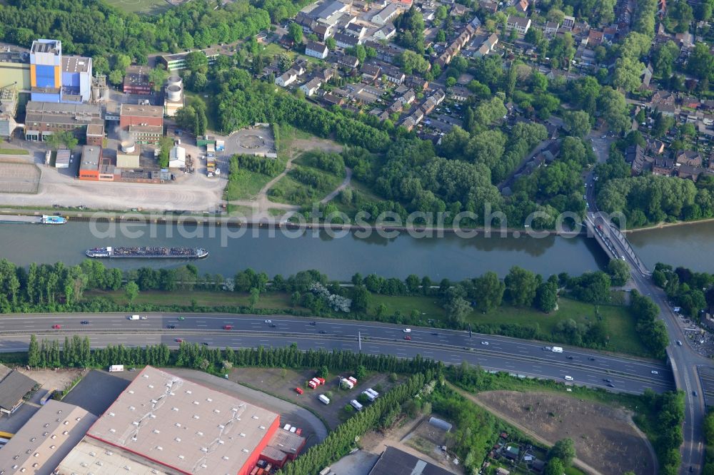 Oberhausen from the bird's eye view: View from north nach south across the Rhine-Herne Canal at the Ulmenstrassen bridge A 3 in Oberhausen in North Rhine-Westphalia