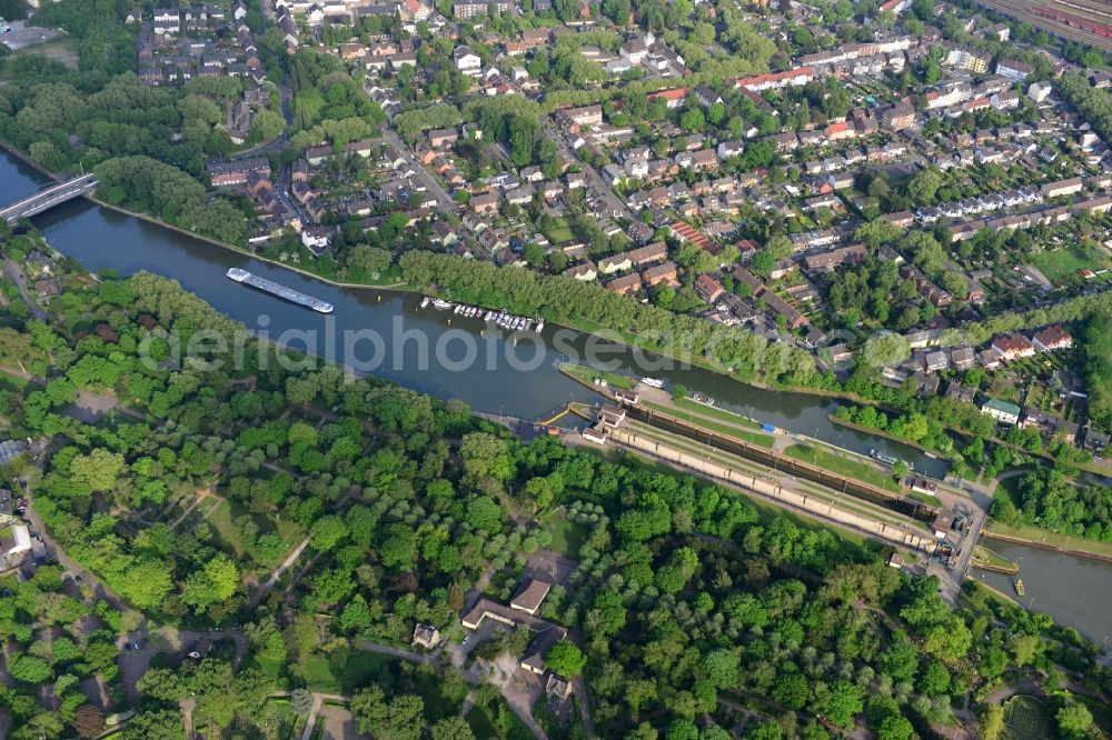 Oberhausen from the bird's eye view: View from north to south across the Rhine-Herne Canal at the lock Oberhausen in Oberhausen in North Rhine-Westphalia